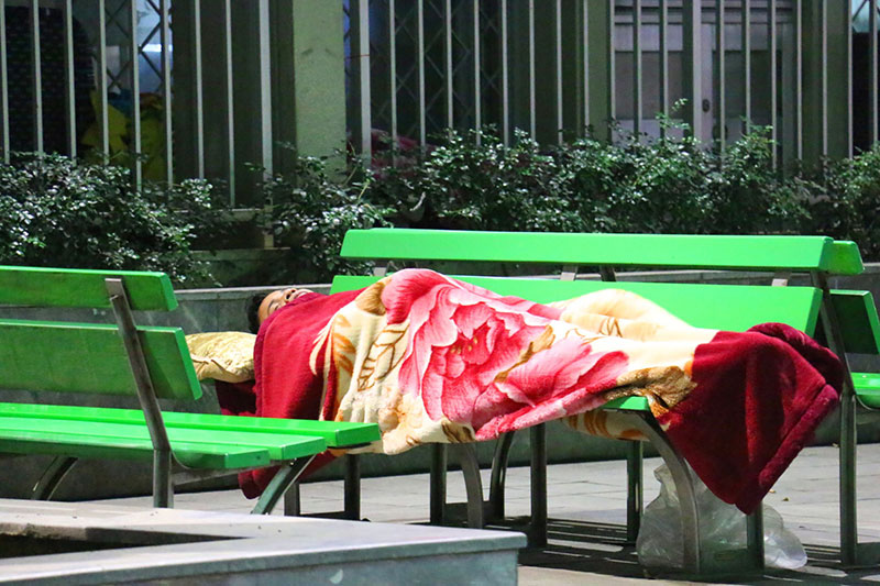 Hà Nội: Nhiệt độ về đêm chỉ còn 9, 10 độ C, nhiều người nhà bệnh nhân vạ vật tránh rét ở hành lang bệnh viện